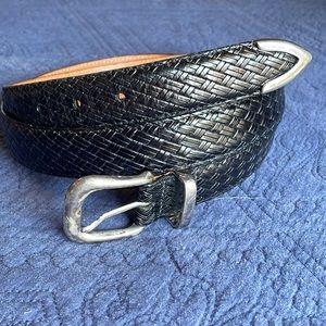 ALLEN EDMONDS Size 42 Black Leather Belt with silver end and buckle.